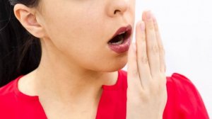 口の中の嫌な臭い：口臭の原因について詳しく知ろう！