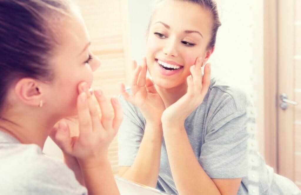 鏡を見る女性 コラーゲン：健康や美容に欠かせない大切な栄養素