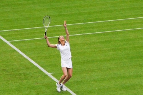 グラスコートを制する女性テニス選手