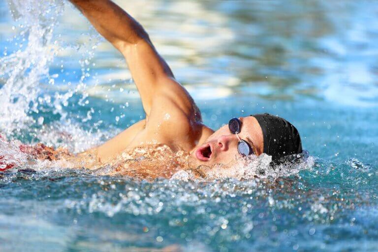 水泳をしながら筋力トレーニングを行う方法