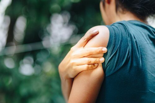 腱損傷の原因は何ですか？　肩が痛い女性