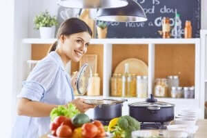 エリートアスリートのように食事をするべきですか？　料理をする女性