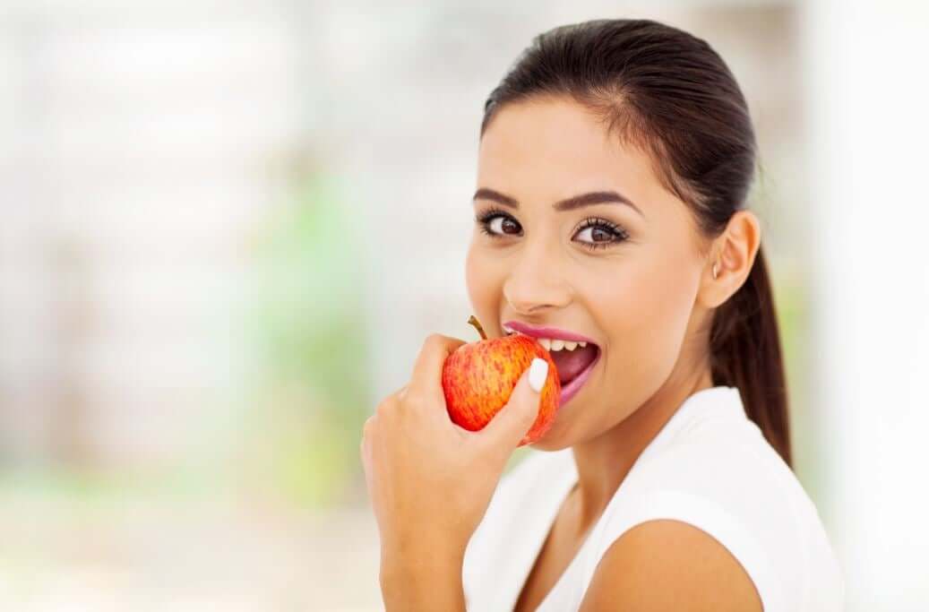 果物を食べる女性　ランニングを始めるためにするべき７つのこと