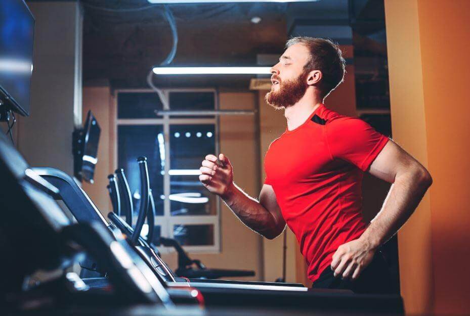 トレッドミルで走る男性 有酸素運動マシンのカロリー表示って効果あるの？