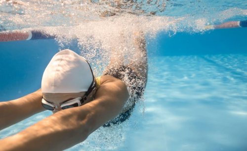 물 속에서 손을 빠르게 함으로써 수영 기술을 개선한다