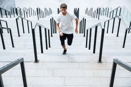 계단을 이용해서 하는 고도의 속도 및 근력 훈련 - Fit People