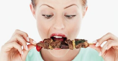 kvinne som spiser kebab.
