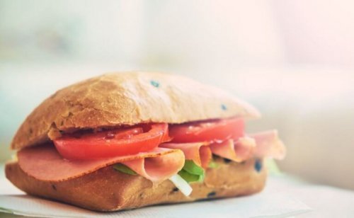 Sandwich med tomat og kalkun.