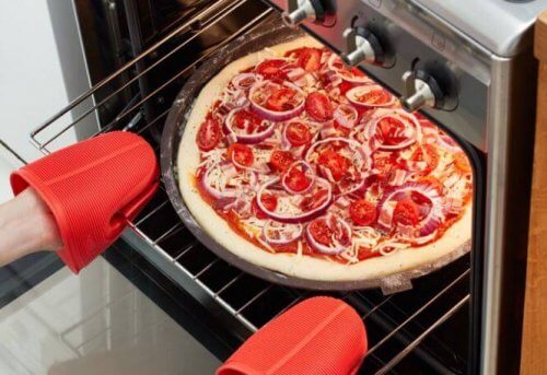 Steke pizza i ovnen.