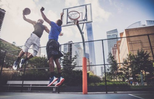 Basketball med høye hopp.
