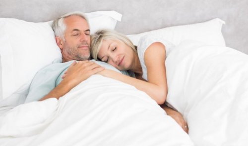 Både menn og kvinner sliter med å oppnå bedre søvn.