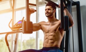 Mann trener vekter på treningsstudio.