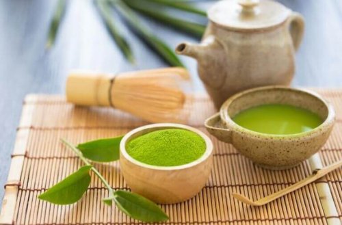 Matcha grønn te kan lages med både vann og melk.