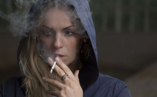 kvinne røyker sigarett