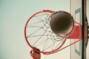 Basketball i basketballkurv.