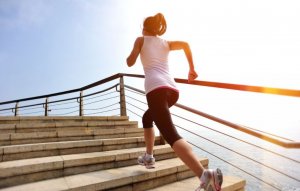 Kvinne utfører trappetrening med hurtighet.