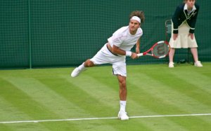 Roger Federer spiller tennis på gressbane.