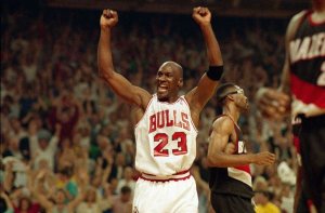 Bilde av basketballspilleren Michael Jordan mens han jubler.