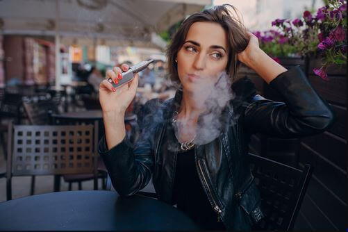 kvinne røyker e-sigarett