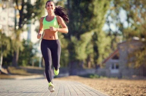 En dame som gleder seg over å kunne løpe raskere.
