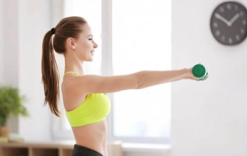 kvinne trener kroppsbygging hjemme