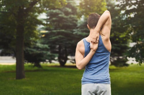 Åtte øvelser for å tøye ut skuldrene dine