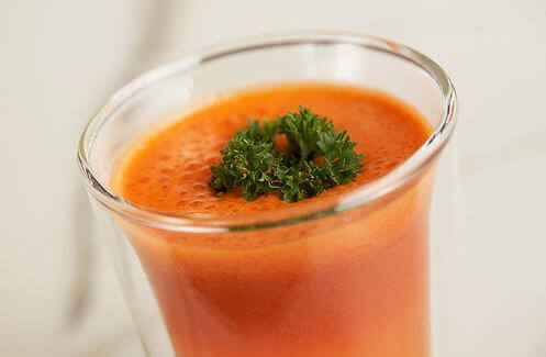 Orange juice av frukt og grønnsaker kan inneholde blant annet gulrøtter og gresskar. 