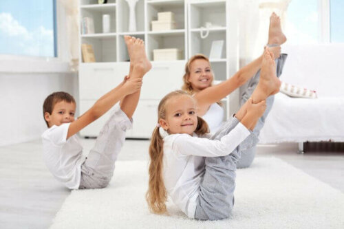 barn gjør yoga