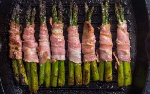 Bacon og asparges.