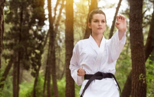Kvinne trener judo