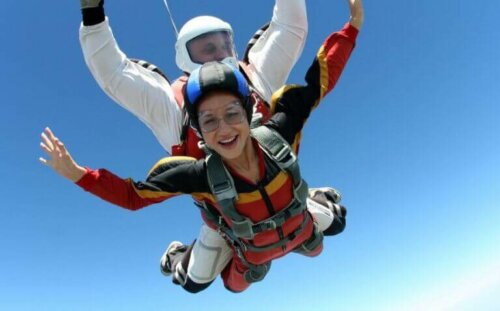 kvinne hopper i fallskjerm