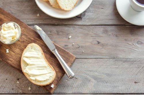 Det er mange helsefordeler med smør på brødskiven til frokost. 