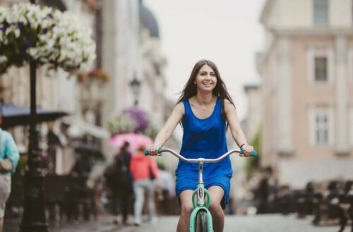 Kvinne sykler i byen