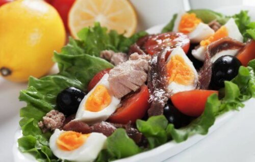 Salat med kjøtt eller fisk - Salat med egg og ansjos