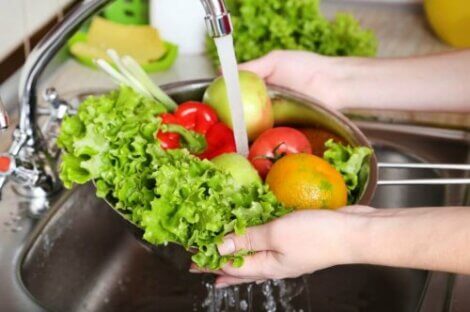 Lær hvordan du vasker frukt og grønnsaker på riktig måte