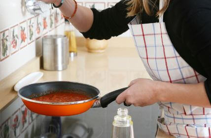 Kvinne lager ketchup