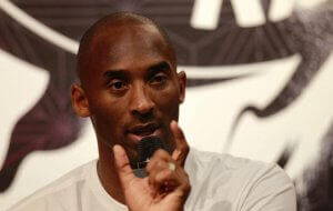 Kobe Bryant snakker i en mikrofon.