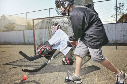 Det økonomiske ansvaret ved idrettsanlegg: To barn som spiller gatehockey.