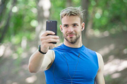 En mann som tar en selfie med en telefon.