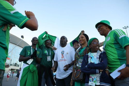 Nigerianske fans heier på landslaget sitt.