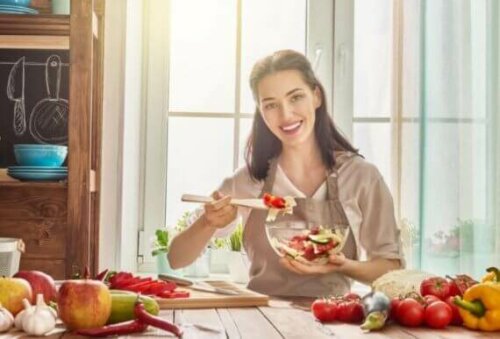 Rutiner for å forbedre helsen din: Kvinne som spiser sunt.