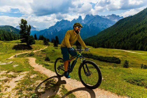 Mann sykler i fjellet