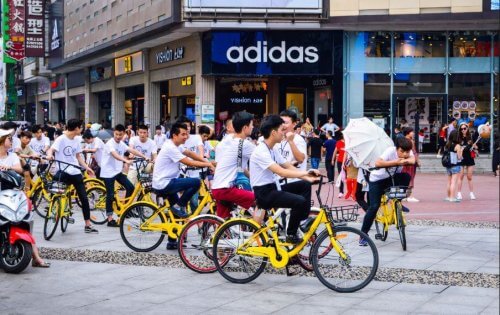 Mange personer på gule sykler
