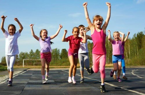 Kardio for barn, barn som løper på en idrettsbane