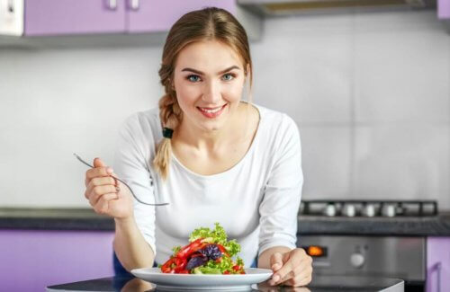 Kvinne som spiser salat.