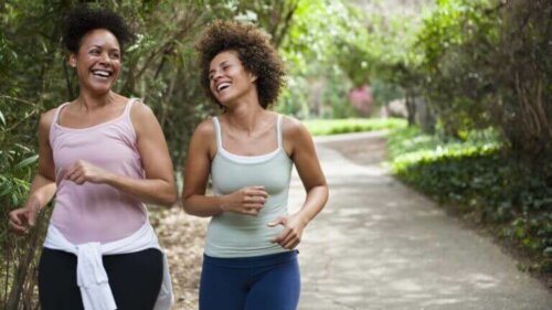 To kvinner som løper sammen for å dra nytte av helsefordeler ved å løpe