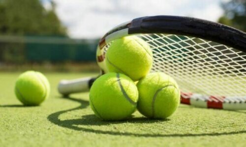 Utviklingen og produksjonen av tennisballer