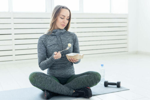 Kvinne spiser sunn mat etter en treningsøkt