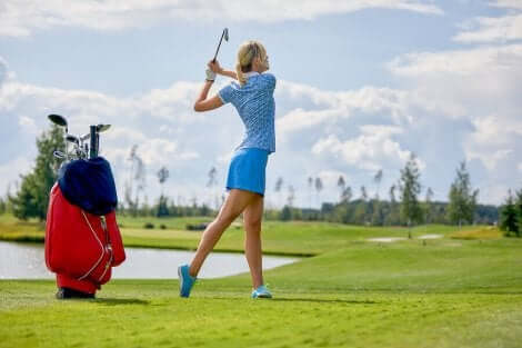 En kvinne som spiller golf for å bli kjent med de offisielle reglene og forskriftene