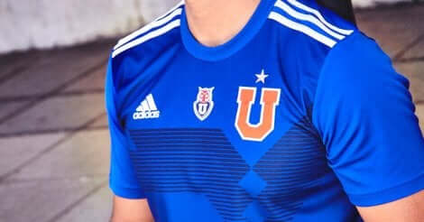 En spiller iført trøya fra teamet Universidad de Chile